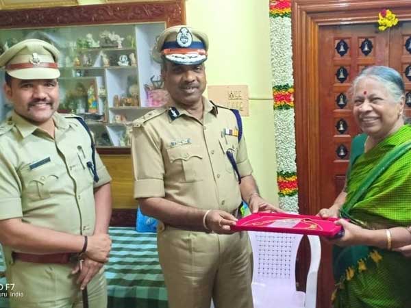 New Year 2019: Bengaluru City Police win hearts at midnight New Year 2019: Bengaluru City Police win hearts at midnight