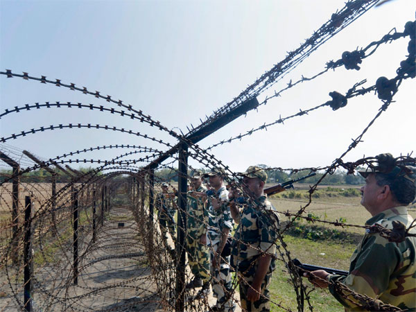 Pak army lobs mortars into Indian territory Pak army lobs mortars into Indian territory