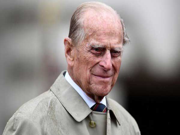 Queen Elizabeths 97-yr-old husband gives up driving licence after car crash Queen Elizabeths 97-yr-old husband gives up driving licence after car crash