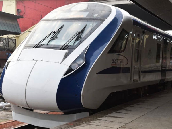 Vande Bharat Express hit by flying ballast; driver’s windscreen damaged Vande Bharat Express hit by flying ballast; driver’s windscreen damaged