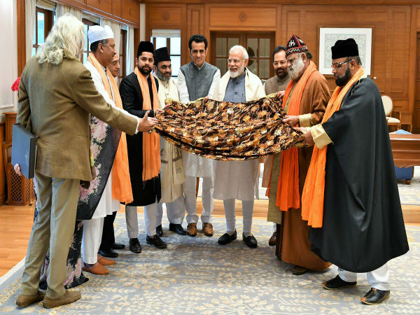 PM hands over chadar to be offered at Ajmer Sharif Dargah PM hands over chadar to be offered at Ajmer Sharif Dargah