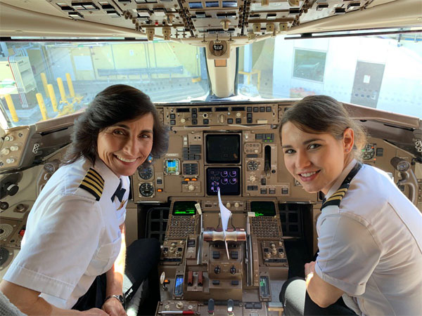 Captain Wendy Rexon (left) and her daughter, First Officer Kelly on a Delta Airlines flight; photo credit: Twitter @ERAUWatret Captain Wendy Rexon (left) and her daughter, First Officer Kelly on a Delta Airlines flight; photo credit: Twitter @ERAUWatret