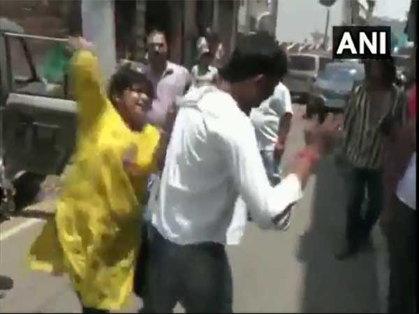 Watch woman thrashing man with slippers for posing as ACB officer, demanding Rs 50,000 Watch woman thrashing man with slippers for posing as ACB officer, demanding Rs 50,000