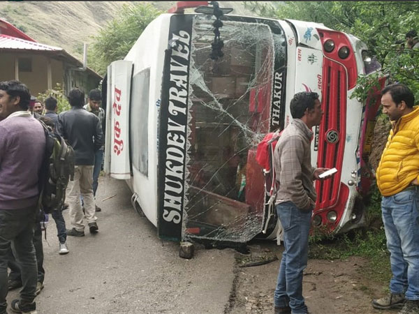 Himachal Pradesh: 7 BJP workers injured after bus overturns in Kullu district Himachal Pradesh: 7 BJP workers injured after bus overturns in Kullu district