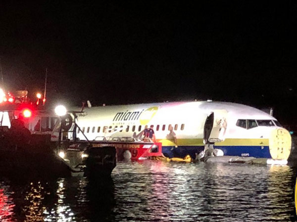 Plane with 136 goes into Florida river, no casualties Plane with 136 goes into Florida river, no casualties