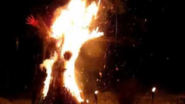 Women undergoes crucial burn at Vishwanatha temple in K’taka Women undergoes crucial burn at Vishwanatha temple in K’taka