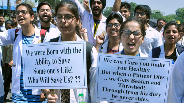 Bengal’s illustrious personalities meet protesting doctors, urge Mamata to resolve impasse Bengal’s illustrious personalities meet protesting doctors, urge Mamata to resolve impasse