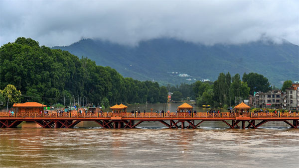 Water level of Jhelum river increases due to incessant, in Srinagar Water level of Jhelum river increases due to incessant, in Srinagar