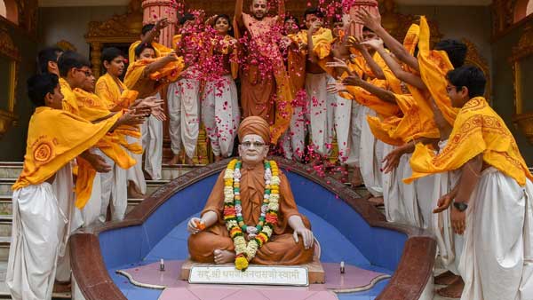 Guru Purnima 2019: Know the Date, Pooja Timings and Significance Guru Purnima 2019: Know the Date, Pooja Timings and Significance