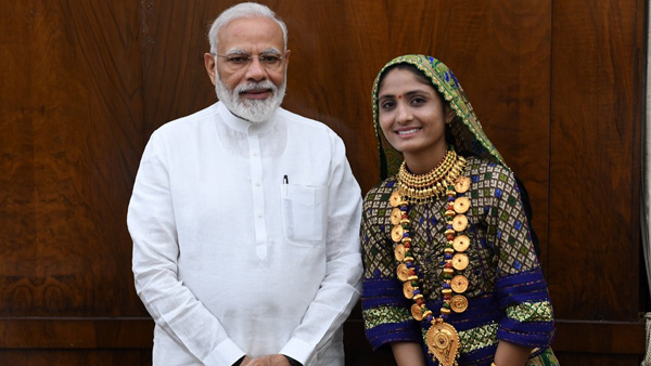 Gujarati folk singer meets Modi says,PM gave me Rs 250, said keep practising Gujarati folk singer meets Modi says,PM gave me Rs 250, said keep practising