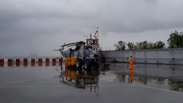 Maha deluge: 700 stuck on stranded Mahalxmi Express in Badlapur Maha deluge: 700 stuck on stranded Mahalxmi Express in Badlapur
