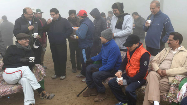 Arun Jaitley having tea with morning walkers