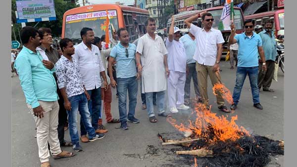 WB Cong workers hit streets in protest against Chidambarams arrest WB Cong workers hit streets in protest against Chidambarams arrest