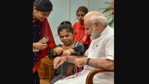 A 'divyang' ties 'rakhi' on the wrist of Prime Minister Modi A 'divyang' ties 'rakhi' on the wrist of Prime Minister Modi