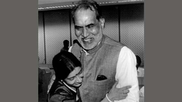 Sushma Swaraj with former prime minister Chandrashekhar