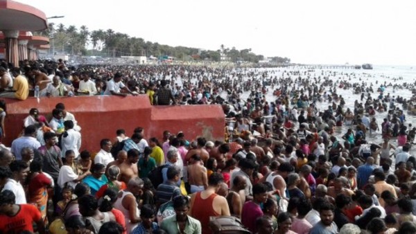 Holy dip in front of the Sri Ramanthaswamy Temple: