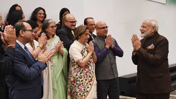 PM Modi meets Kashmiri Pandits in Houston, assures them of Naya Kashmir PM Modi meets Kashmiri Pandits in Houston, assures them of Naya Kashmir
