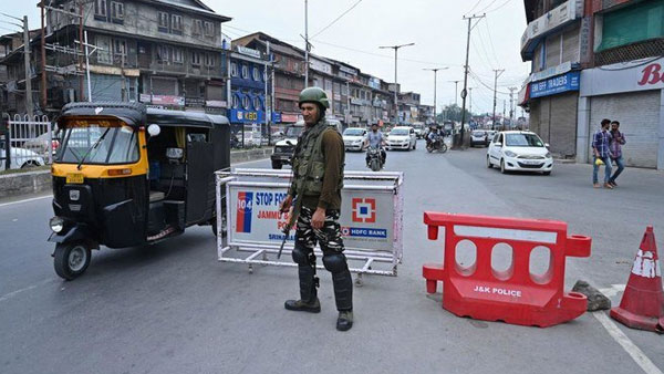 Day curfew lifted in Kishtwar: Search on for weapon snatchers Day curfew lifted in Kishtwar: Search on for weapon snatchers