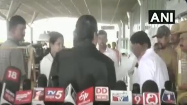 Former Ktaka CM Siddaramaiah slaps his aid publicly at Mysuru airport Former Ktaka CM Siddaramaiah slaps his aid publicly at Mysuru airport