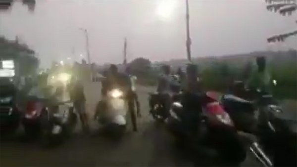 Jugaad! Indians without helmets get off bikes to avoid challan after new traffic rules Jugaad! Indians without helmets get off bikes to avoid challan after new traffic rules
