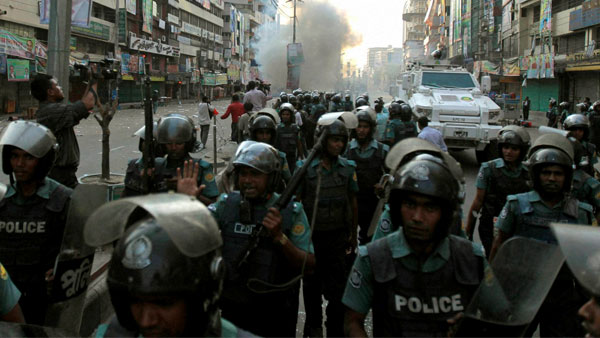 4 killed, 50 injured as police open fire on mob at Bangladesh 4 killed, 50 injured as police open fire on mob at Bangladesh