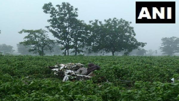 Telangana: Pilot killed in trainer aircraft crash at Sultanpur village Telangana: Pilot killed in trainer aircraft crash at Sultanpur village