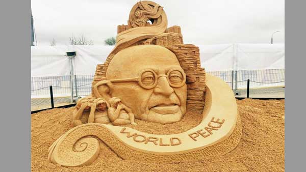 Mahatma Gandhi's world peace sculpture wins award