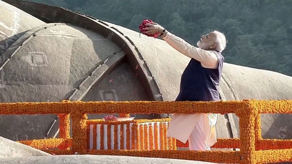 Modi pays tribute to Sardar Vallabhai Patel Modi pays tribute to Sardar Vallabhai Patel