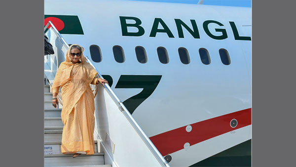 Sheikh Hasina getting down from the flight Sheikh Hasina getting down from the flight