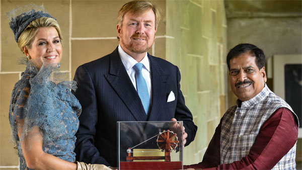 Dutch King and Queen recieve a memento Dutch King and Queen recieve a memento