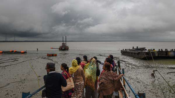 Cyclone Bulbul makes landfall at Sagar Island near Kolkata, two killed Cyclone Bulbul makes landfall at Sagar Island near Kolkata, two killed