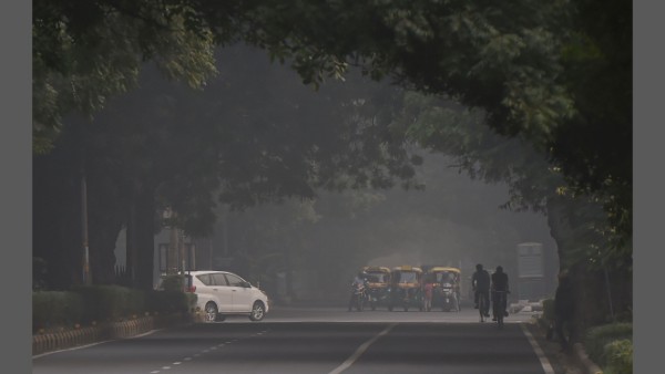 Lodhi road shrouded in smog in New Delhi Lodhi road shrouded in smog in New Delhi