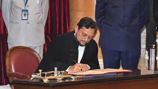 Justice Sharad Arvind Bobde takes oath as 47th Chief Justice of India Justice Sharad Arvind Bobde takes oath as 47th Chief Justice of India