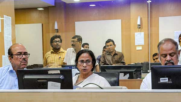 Modi speaks to Mamata, assures all possible assistance from Centre
