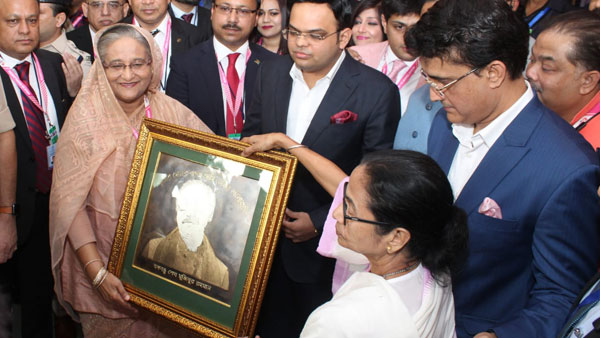 Mamata Bannerjee gifts Bangladesh CM potrait of Mujibur Rahman: Mamata Bannerjee gifts Bangladesh CM potrait of Mujibur Rahman: