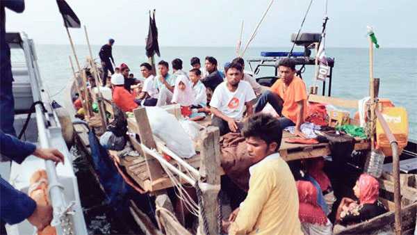 B’desh intercepts Malaysia-bound boat carrying 119 Rohingya B’desh intercepts Malaysia-bound boat carrying 119 Rohingya