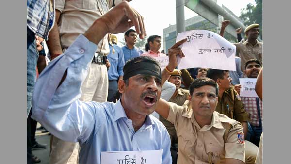 Delhi Police submits report to MHA on clash cop-lawyers clash at Tis Hazari court Delhi Police submits report to MHA on clash cop-lawyers clash at Tis Hazari court