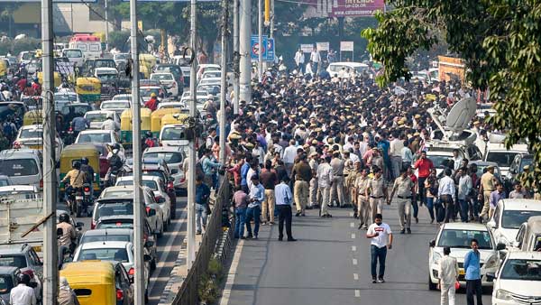 Police on the streets a 'new low', says Congress: Police on the streets a 'new low', says Congress:
