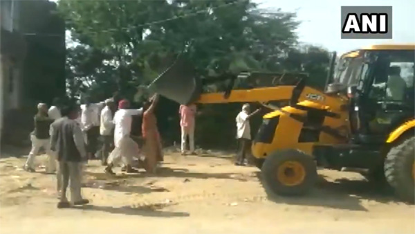 WATCH: Woman srapanch of Rajasthan climbs JCB to stop anti-encroachment drive WATCH: Woman srapanch of Rajasthan climbs JCB to stop anti-encroachment drive