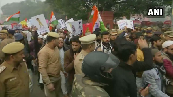CAA: Hundreds defy prohibitory orders, gather at Red Fort to protest CAA: Hundreds defy prohibitory orders, gather at Red Fort to protest