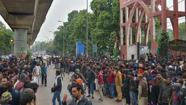 Delhi HC agrees to hear PIL seeking fact-finding committee to look into violence in Jamia University Delhi HC agrees to hear PIL seeking fact-finding committee to look into violence in Jamia University
