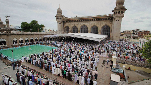 Anti-CAA protests: Friday prayers at Mecca Masjid peaceful Anti-CAA protests: Friday prayers at Mecca Masjid peaceful