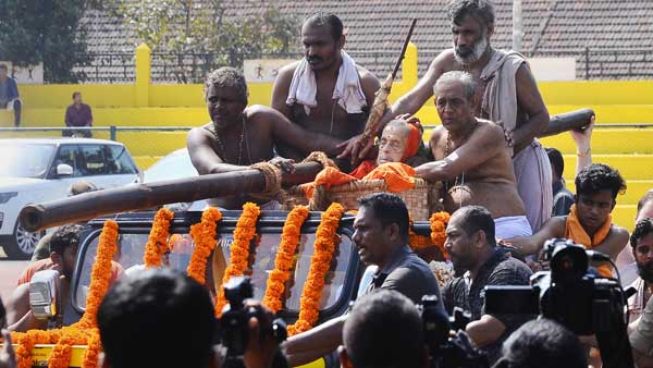PM Modi leads nation in paying tributes to Pejawar seer Vishwesha Theertha Swamiji PM Modi leads nation in paying tributes to Pejawar seer Vishwesha Theertha Swamiji