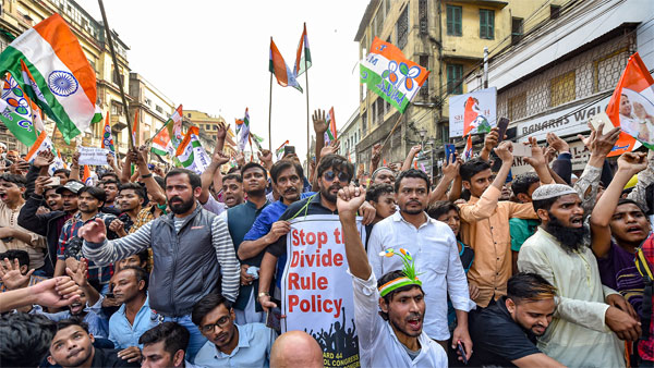 CAA row: Protests continue in West Bengal; Internet to remain suspended in Howrah CAA row: Protests continue in West Bengal; Internet to remain suspended in Howrah