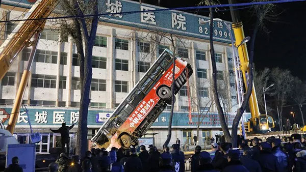 Huge sinkhole swallows bus, kills six, 10 missing in China Huge sinkhole swallows bus, kills six, 10 missing in China