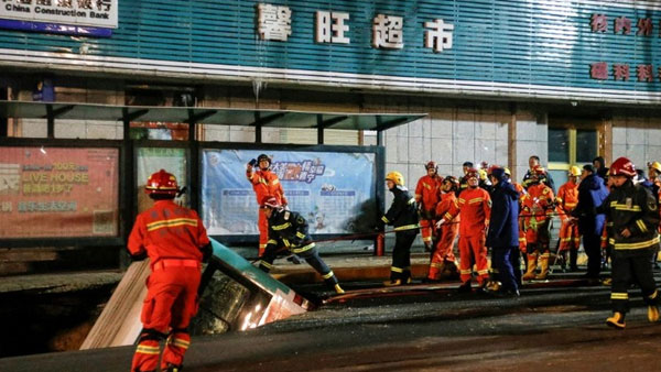 Huge sinkhole swallows bus, kills six, 10 missing in China Huge sinkhole swallows bus, kills six, 10 missing in China