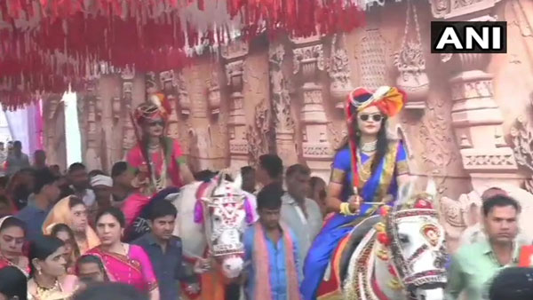Bridal Baraat! Two sisters ride horses to reach grooms house as pre-wedding ritual in Madhya Pradesh Bridal Baraat! Two sisters ride horses to reach grooms house as pre-wedding ritual in Madhya Pradesh
