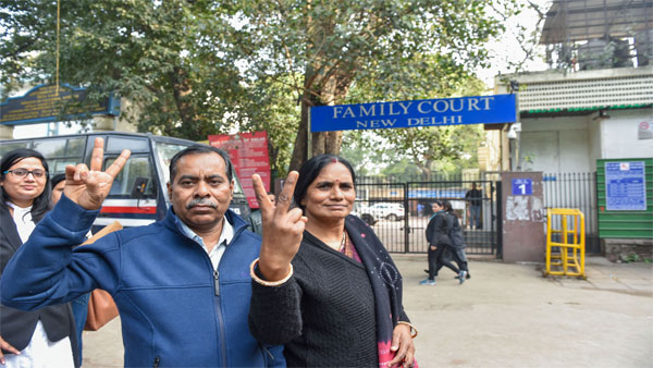 Nirbhaya’s parents shows victory sign after a hearing with the lawyers