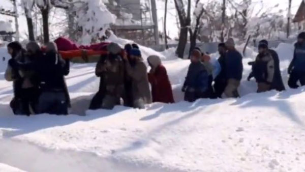 For 4 hours, hero jawans carry pregnant woman in waist-deep snow; she later gives birth For 4 hours, hero jawans carry pregnant woman in waist-deep snow; she later gives birth