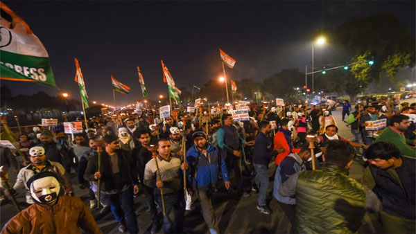 Activists, students in Mumbai shouts slogan at Gateway Of India